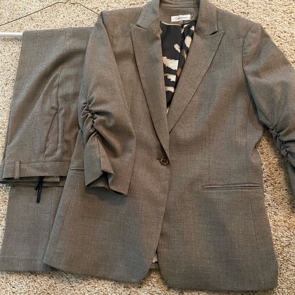 This pant suit has three quarter length sleeves jacket. - Picture 3 of 3